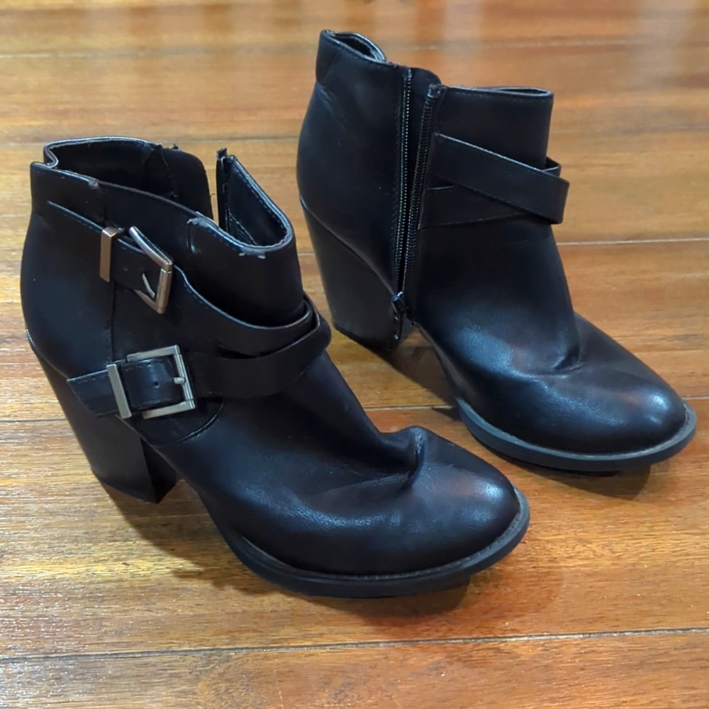 SODA black leather ankle boots